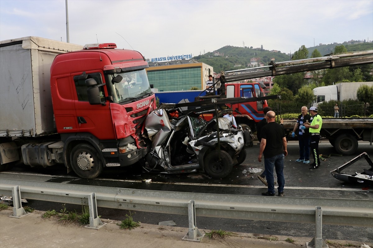  Trabzon'un Yomra ilçesinde zincirleme trafik kazasında 3 kişi yaralandı. 