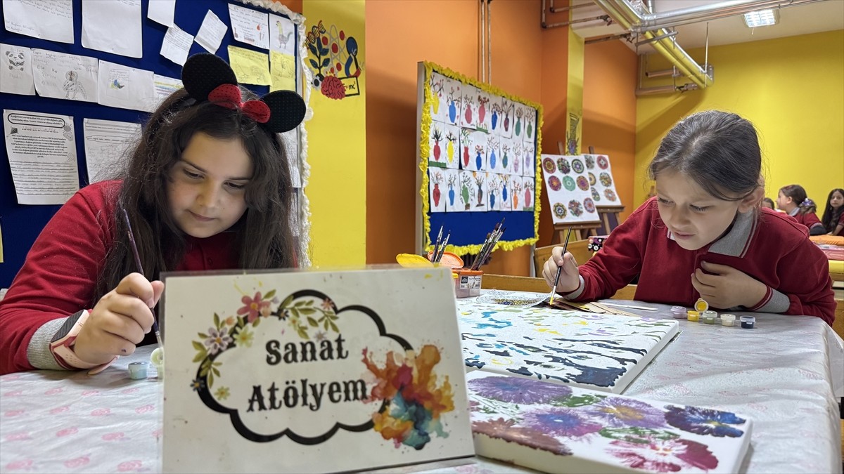 Trabzon'un Yomra ilçesindeki Yomra Merkez İlkokulu'nda nadir kullanılan malzeme odası, hayata...