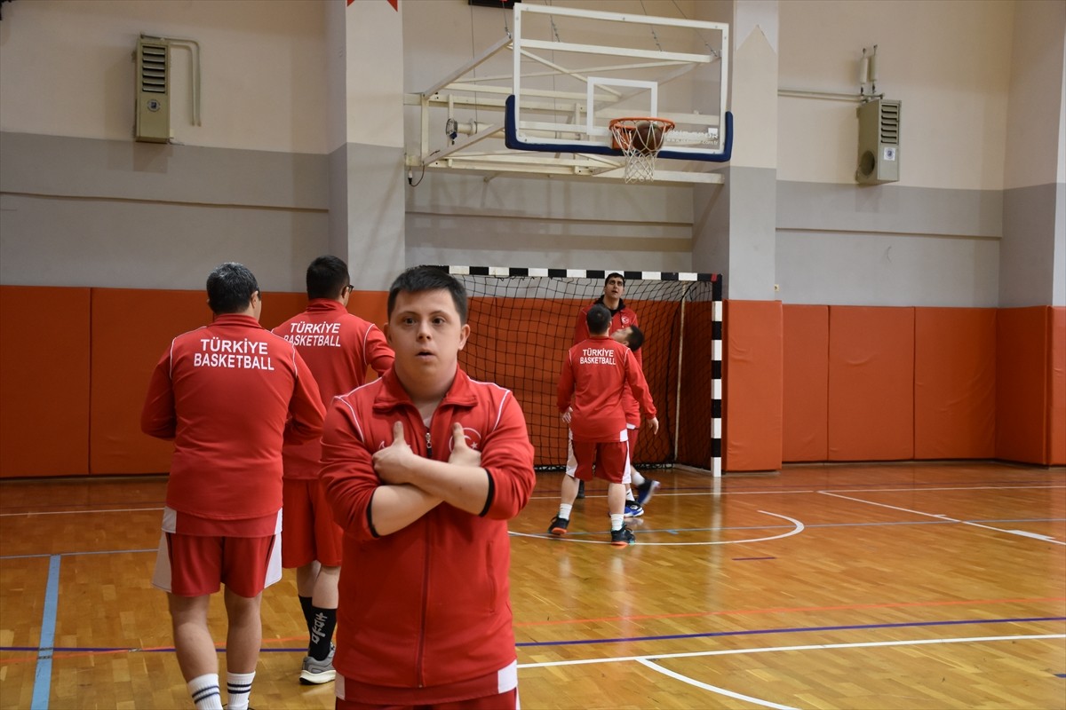 Trabzon Üniversitesi öğrencileri ile Down Sendromlular Basketbol Milli Takımı arasında dostluk...
