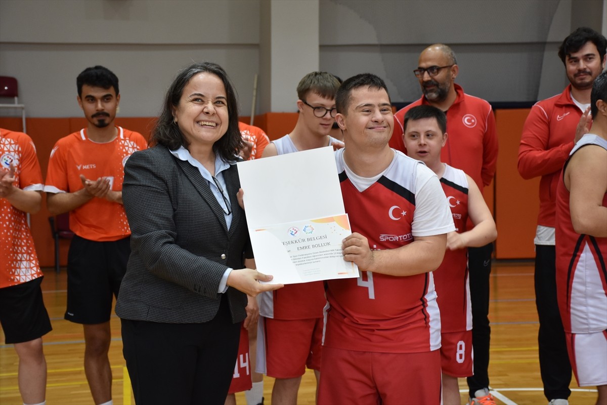 Trabzon Üniversitesi öğrencileri ile Down Sendromlular Basketbol Milli Takımı arasında dostluk...