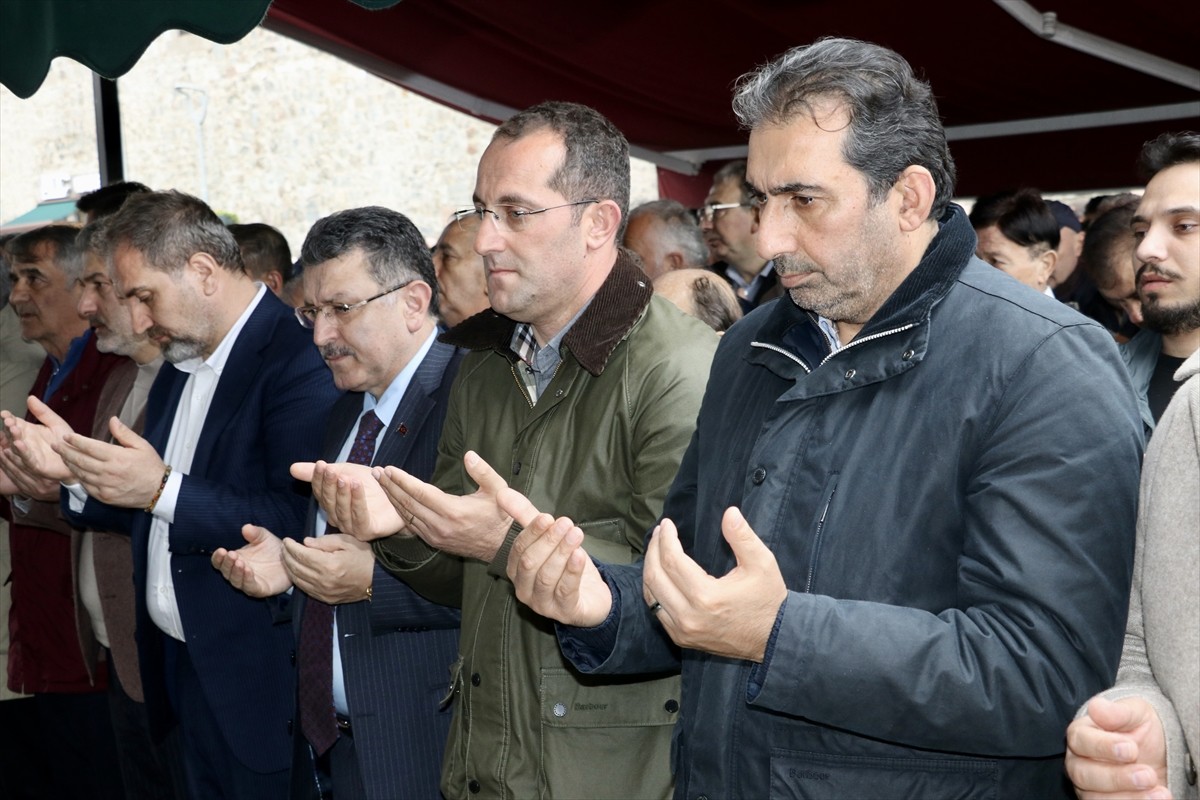 Trabzonspor'un eski teknik direktörü Sadi Tekelioğlu'nun annesi Seher Tekelioğlu son yolculuğuna...