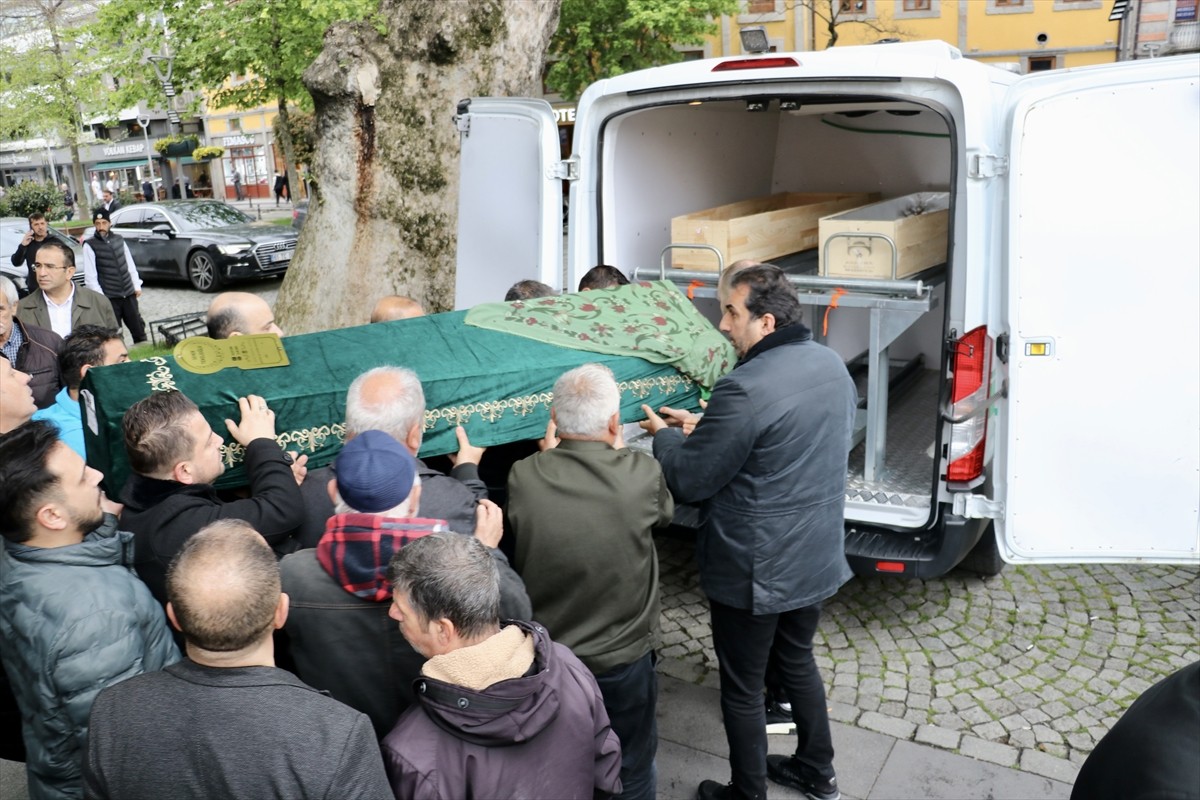 Trabzonspor'un eski teknik direktörü Sadi Tekelioğlu'nun annesi Seher Tekelioğlu son yolculuğuna...