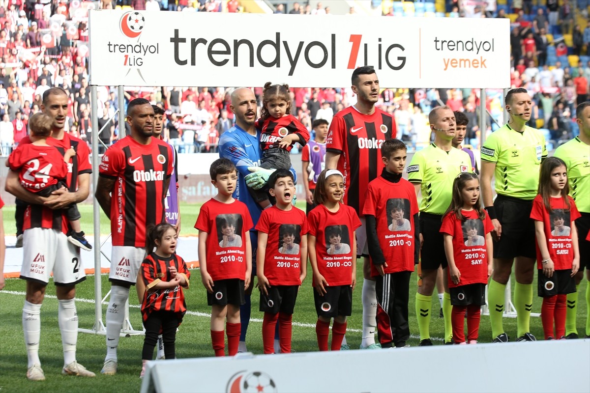 Trendyol 1. Lig'in 37. haftasında Gençlerbirliği ile Sakaryaspor Eryaman Stadında karşılaştı....