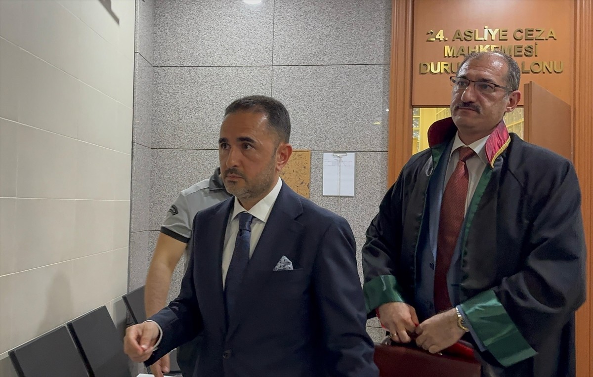 Tüm çalışanlarına ramazan ayının kutlanmamasına yönelik mail attığı gerekçesiyle, "zincirleme...