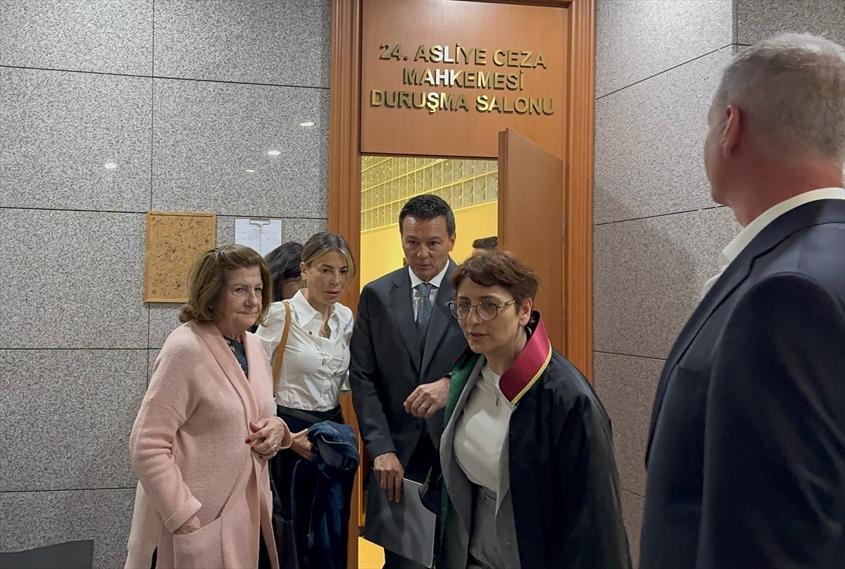 Tüm çalışanlarına ramazan ayının kutlanmamasına yönelik mail attığı gerekçesiyle, "zincirleme...