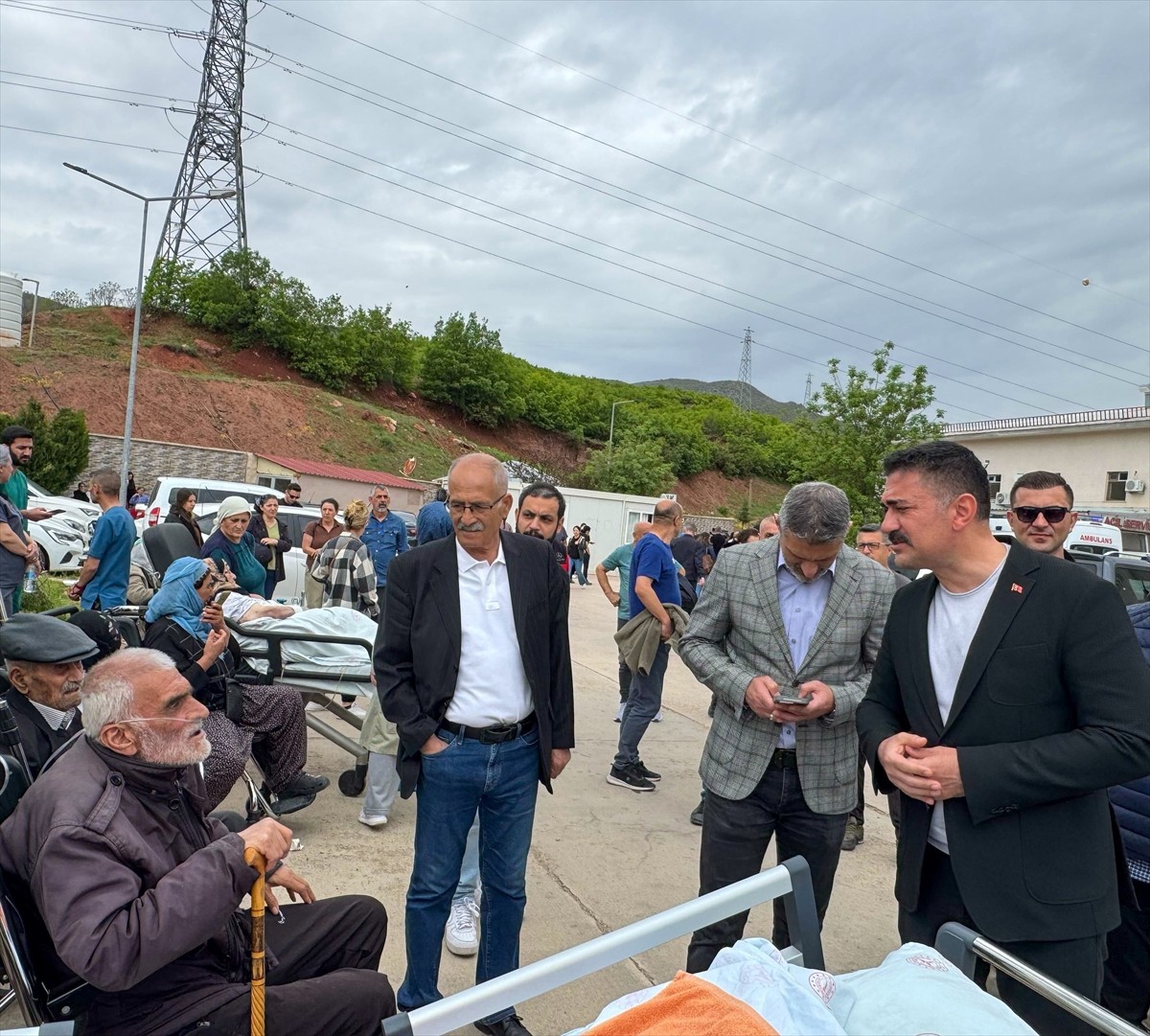 Tunceli Devlet Hastanesi'nde çıkan küçük çaplı yangın söndürüldü. Duman nedeniyle hastalar tedbir...