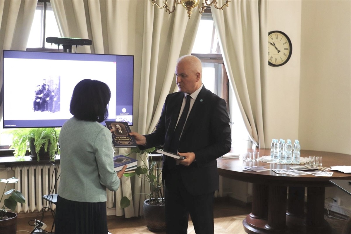 Türk Akademisi Başkanı Prof. Dr. Şahin Mustafayev (sağda), Polonya’da Türk şarkiyatçı Sadık Bey...