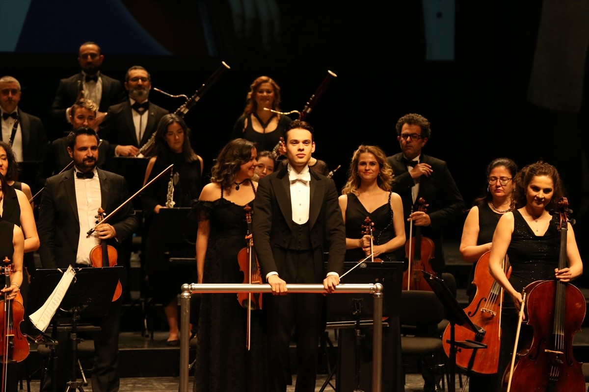 Türk asıllı şef, piyanist ve besteci Maximilian Cem Haberstock (ortada önde) Türkiye'deki ikinci...