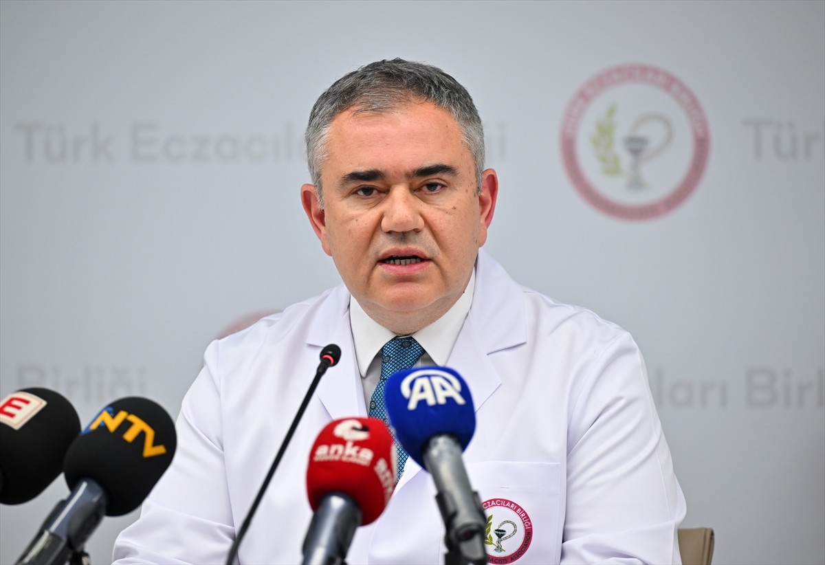 Türk Eczacıları Birliği Başkanı Arman Üney (ortada), Türk Eczacıları Birliği Konferans Salonu'nda...