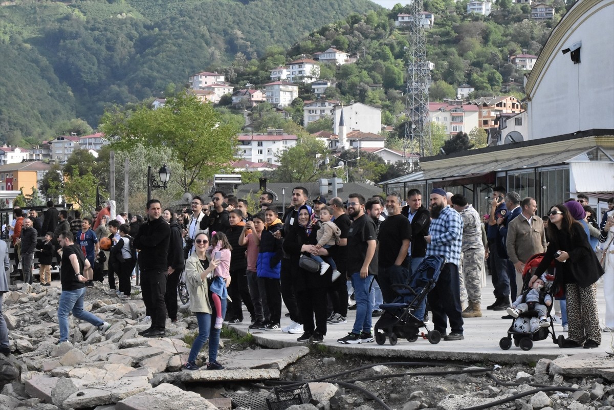 Türk Hava Kuvvetlerinin akrobasi timi SOLOTÜRK, bahardan yaza geçişin sembolü olarak bilinen...
