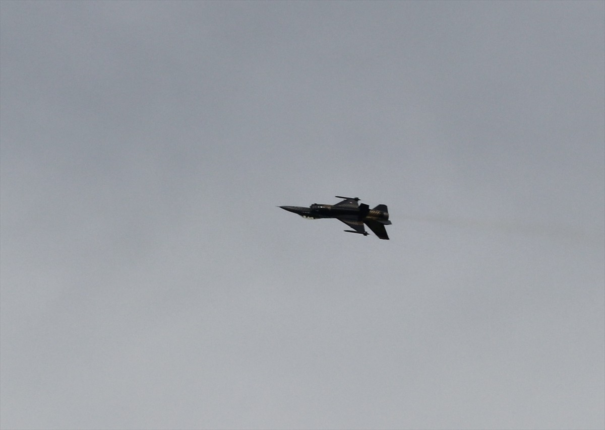 Türk Hava Kuvvetlerinin akrobasi timi Türk Yıldızları ile SOLOTÜRK, 19 Mayıs Atatürk'ü Anma...