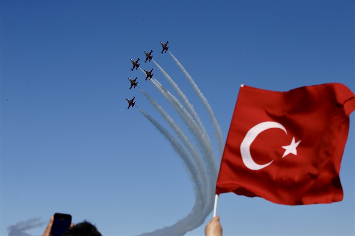 Türk Hava Kuvvetlerinin akrobasi timi Türk Yıldızları ve SOLOTÜRK, 19 Mayıs Atatürk'ü Anma...