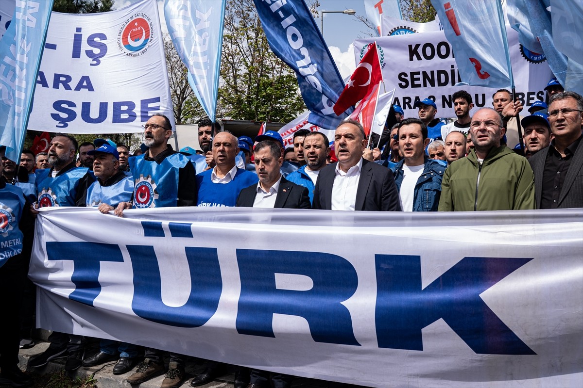 Türk-İş üyeleri, bayrak ve pankartlarla Hazine ve Maliye Bakanlığı önünde 1 Mayıs Emek ve...