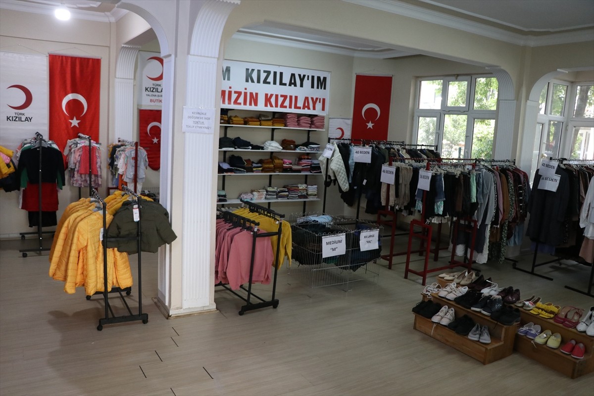 Türk Kızılay'ın Türkiye genelinde ihtiyaç sahibi insanların ihtiyaçlarını ücretsiz şekilde...