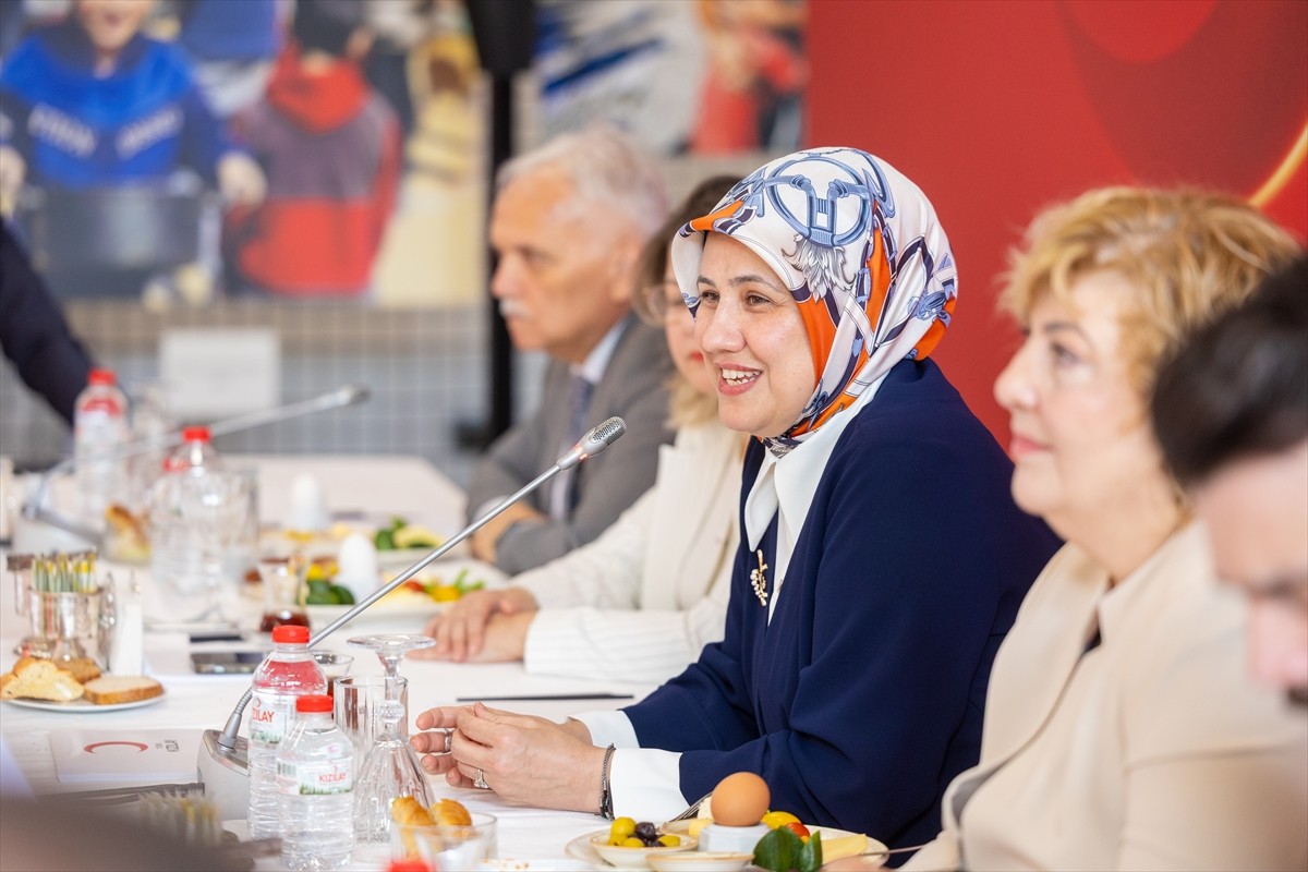 Türk Kızılay Başkanı Fatma Meriç Yılmaz, Kızılay'ın Etimesgut Yerleşkesi'nde medya kuruluşlarının...