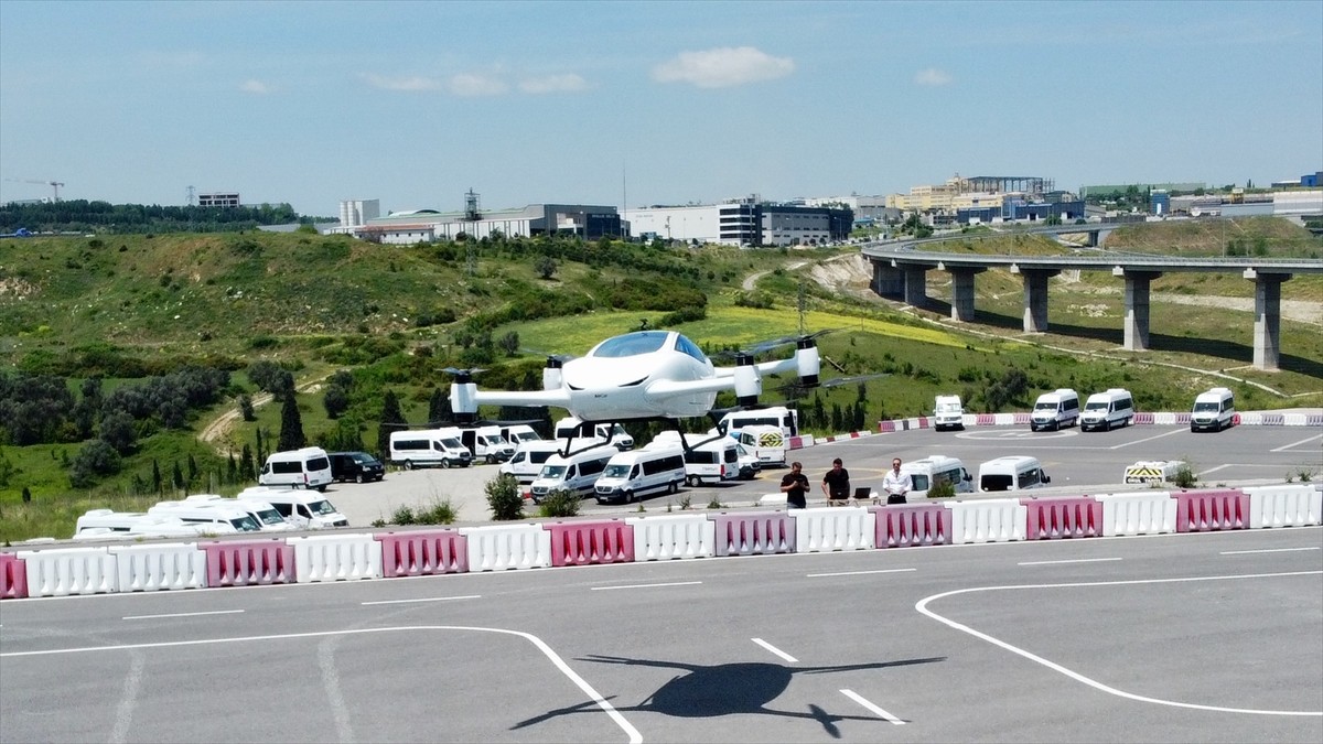 Türkiye'de geliştirilen "iki kişilik elektrikli uçan araba"nın ilk insanlı testini başarıyla...