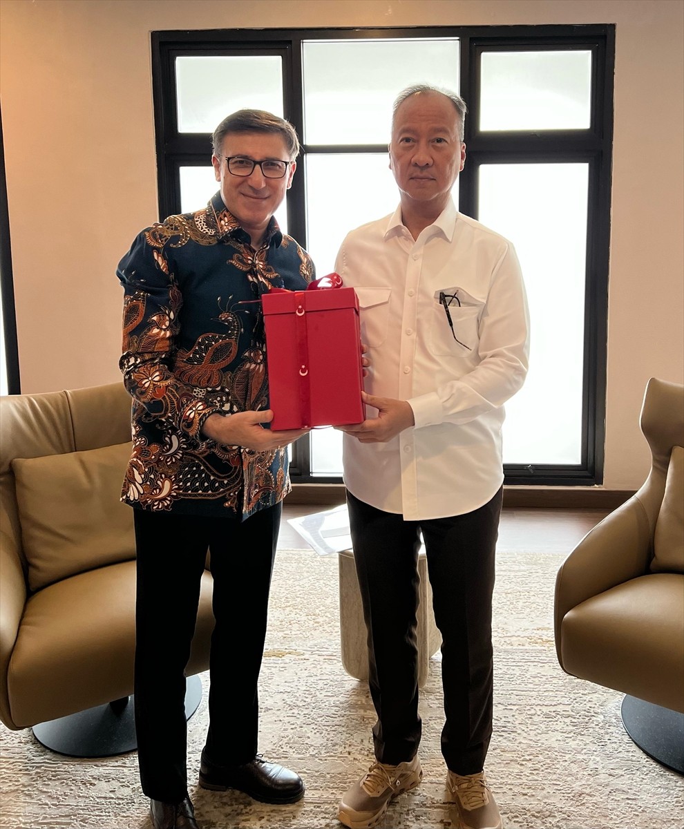 Türkiye'nin Cakarta Büyükelçisi Talip Küçükcan, Endonezya Sanayi Bakanı Agus Guwimang Kartasasmita...