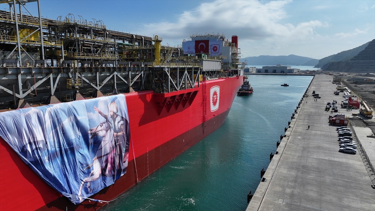 Türkiye'nin ilk yüzer doğal gaz üretim platformu (FPU) Osman Gazi, Filyos Limanı'na ulaştı.