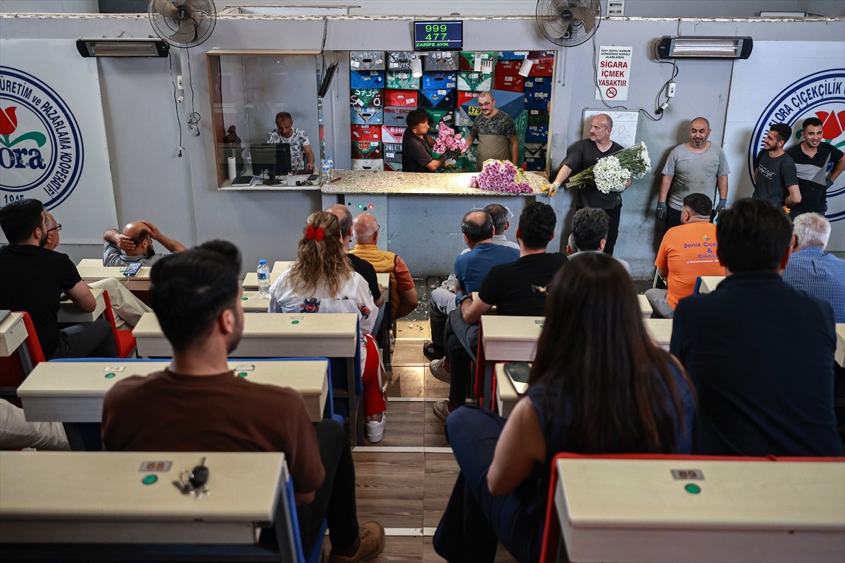 Türkiye'nin önemli kesme gül ve salon bitkisi üretim merkezlerinden Mersin'de, Anneler Günü'ne...