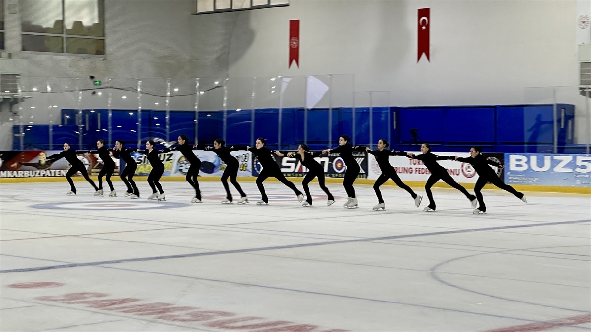 Türkiye Buz Pateni Federasyonunca düzenlenen Senkronize Buz Pateni Gençlik Kupası, Samsun'da...