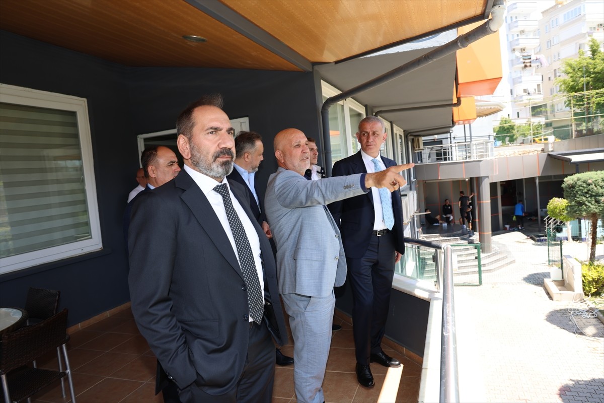 Türkiye Futbol Federasyonu (TFF) Başkanı İbrahim Ethem Hacıosmanoğlu (sol 3), babası vefat eden...