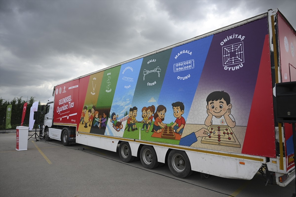 Türkiye Geleneksel Spor Dalları Federasyonunun Geleneksel Oyunlar Tırı, 6 Şubat 2023'teki...