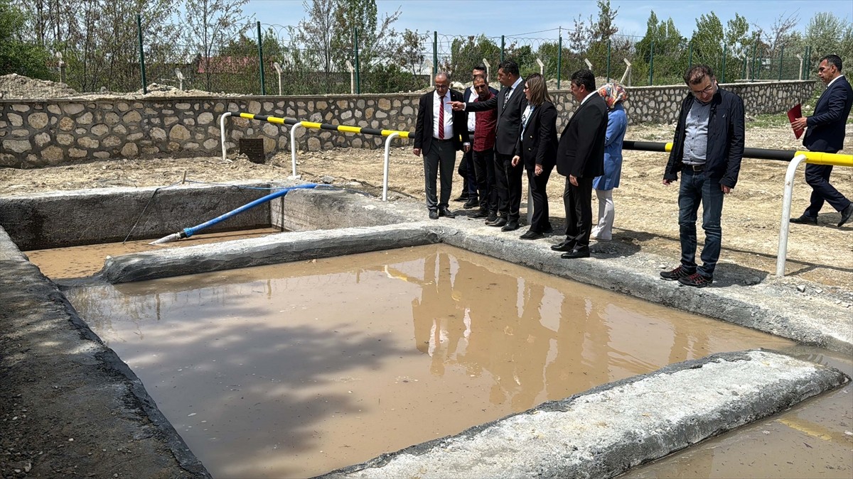 Türkiye Jokey Kulübü (TJK) Elazığ Hipodromu'nda at yarışlarının yapıldığı pistlerde, atık kumlar...