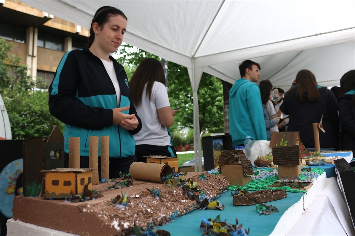 Türkiye Maarif Vakfına (TMV) bağlı Kosova Uluslararası Maarif Okulları, başkent Priştine'de "Bilim...