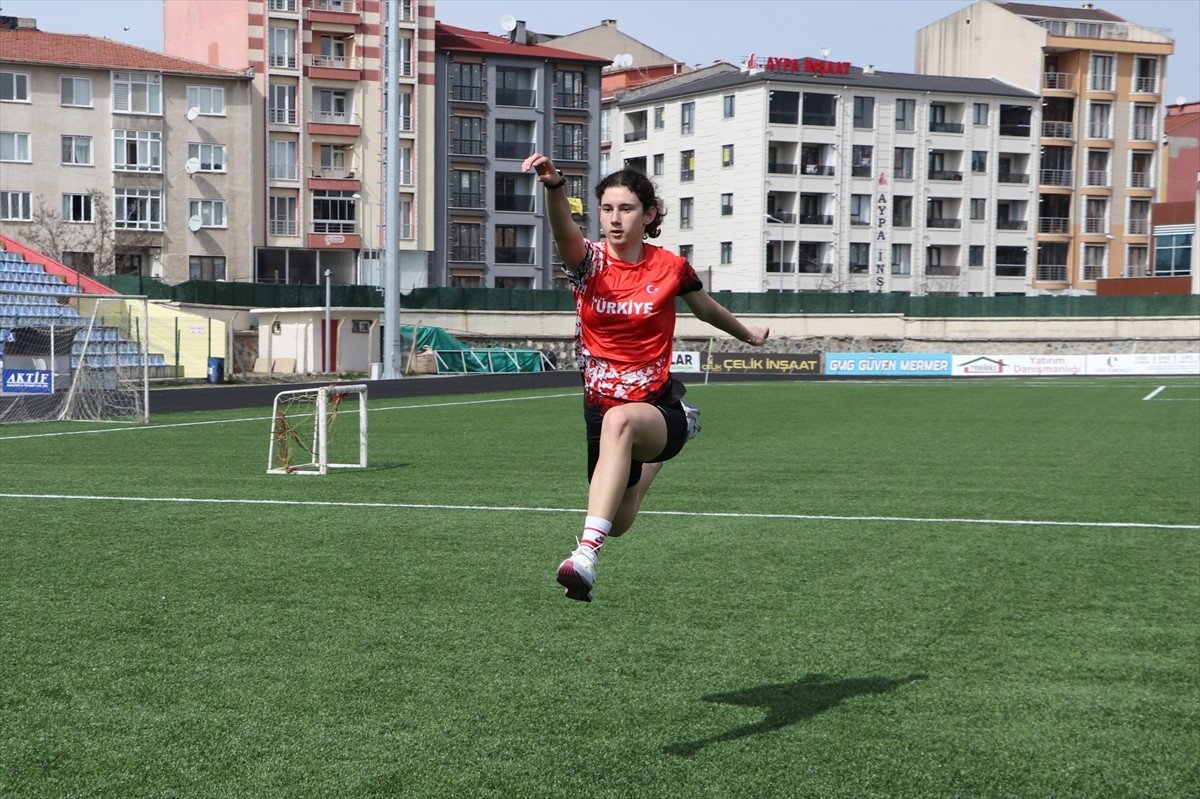 Türkiye şampiyonu 15 yaşındaki milli atlet Eylül Dönmez, 2025 Avrupa Gençlik Olimpik Yaz...