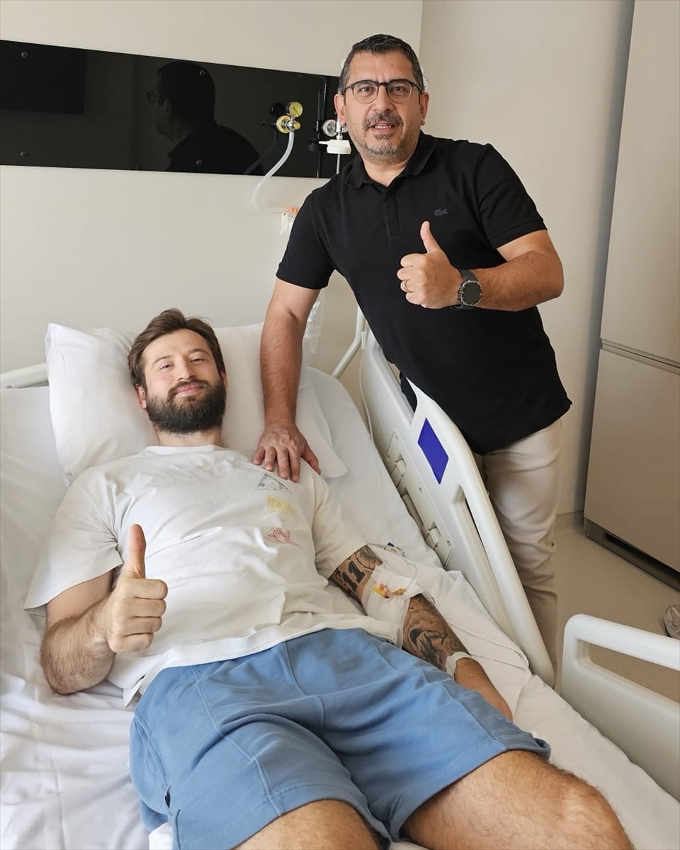 Türkiye Sigorta Basketbol Süper Ligi ekiplerinden Karşıyaka'da Thomas Akyazılı'nın bel fıtığı...