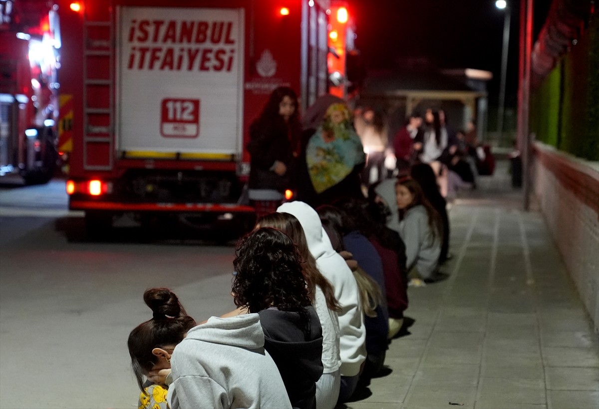 Tuzla’da 2500 kişilik kız öğrenci yurdunun giriş katında çıkan yangın nedeniyle öğrenciler tedbir...