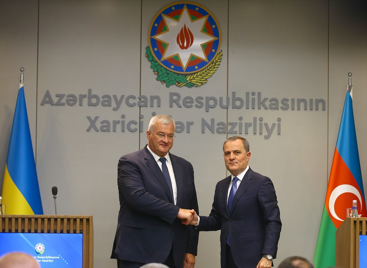 Ukrayna Dışişleri Bakanı Andrii Sybiha (solda) temaslarda bulunmak üzere geldiği Bakü'de...