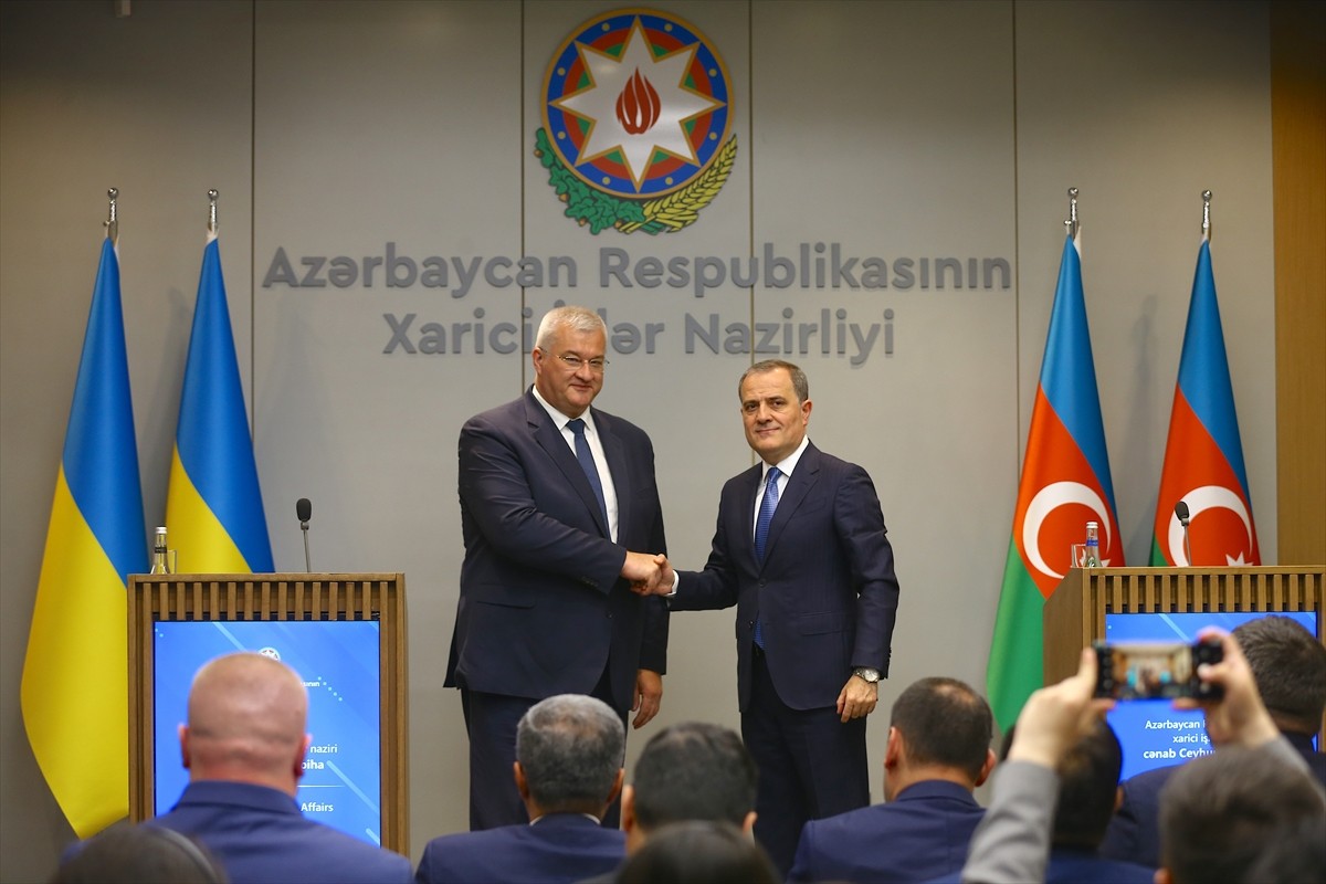 Ukrayna Dışişleri Bakanı Andrii Sybiha (solda) temaslarda bulunmak üzere geldiği Bakü'de...