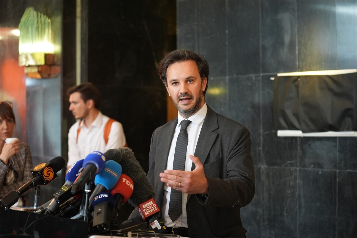 Ukrayna heyeti, İstanbul'daki Cumhurbaşkanlığı Dolmabahçe Çalışma Ofisi'nde Türkiye’nin ev...