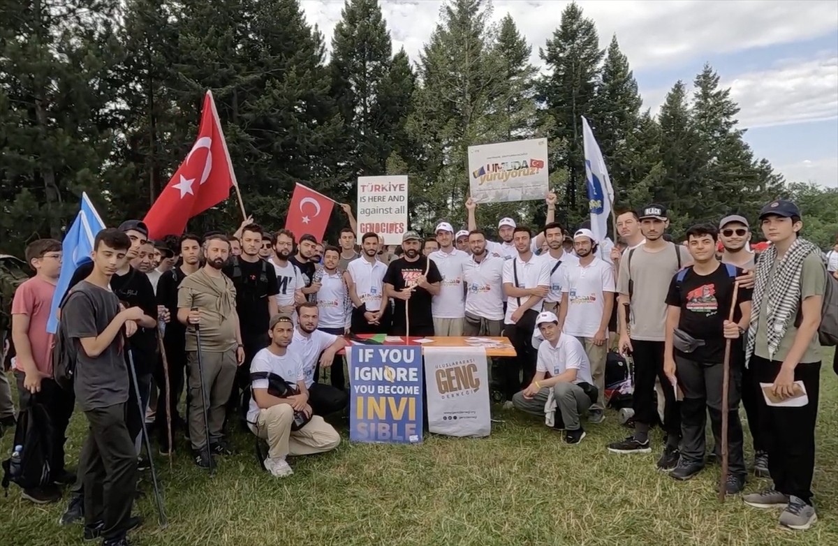 Uluslararası Genç Derneği, Bosna Hersek'in doğusundaki Srebrenitsa'nın 11 Temmuz 1995'te Sırp...
