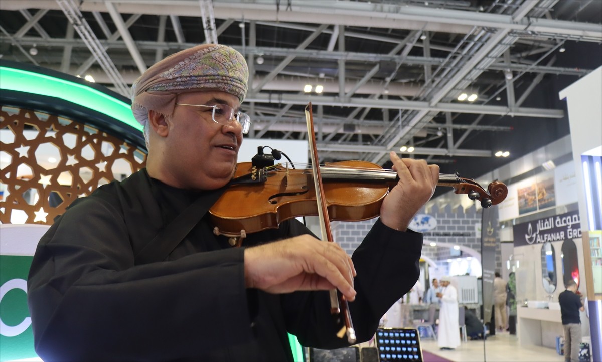 Ummanlı kemancı Nasır el-Kindi, başkent Maskat'taki bir fuarda Türk ve Filistin bestelerini...