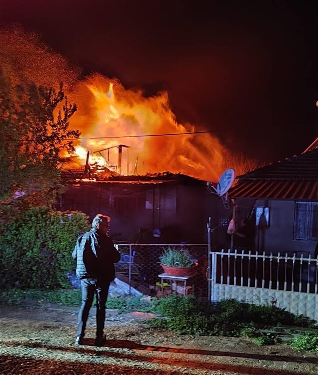 Uşak'ın Banaz ilçesinde tek katlı evde çıkan yangın hasara yol açtı.