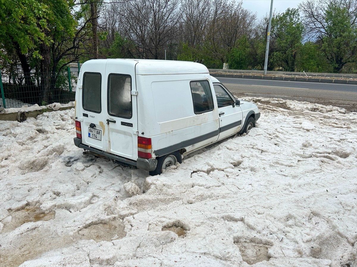  Uşak'ın Sivaslı ilçesinde sağanak ve dolu hayatı olumsuz etkiledi. Sağanağın ardından etkili olan...