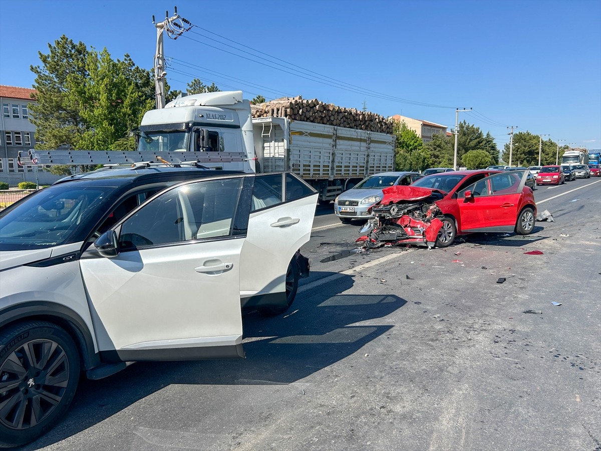 Uşak'ta 4 otomobilin çarpıştığı zincirleme trafik kazasında 7 kişi yaralandı.