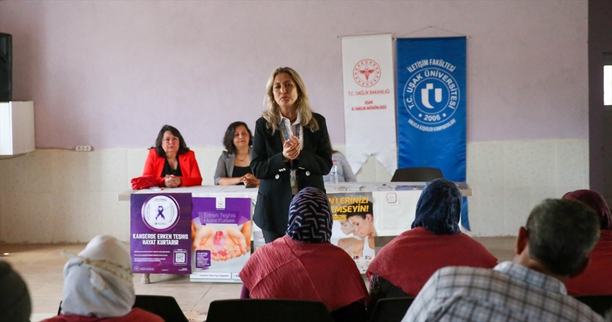 Uşak'ta, üniversite öğrencileri, sağlık çalışanlarıyla köylerde ilk yardım eğitimi düzenleyip...