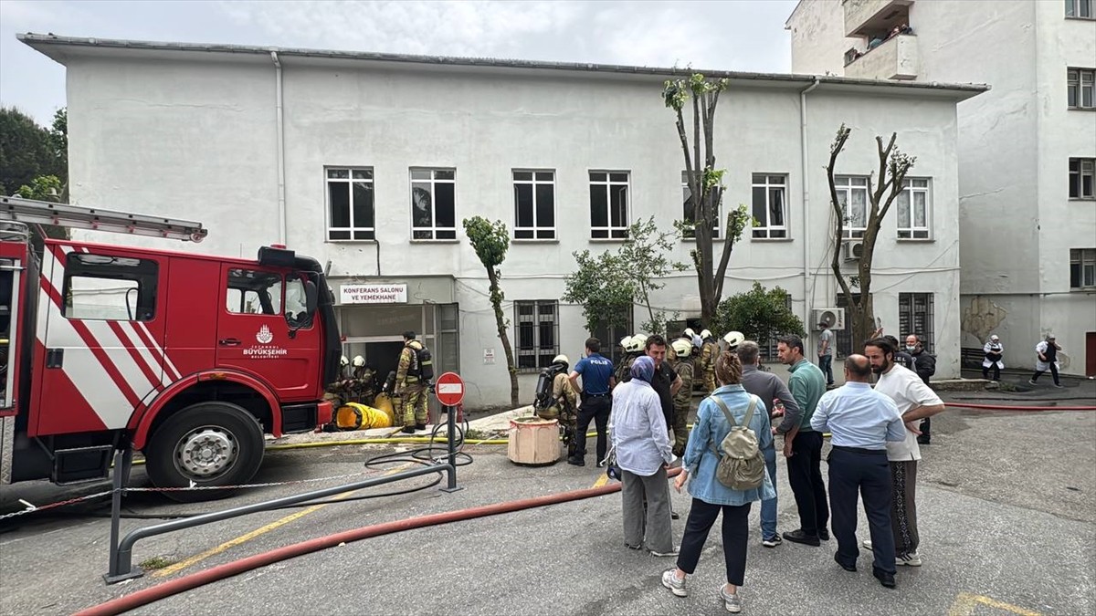 Üsküdar Devlet Hastanesinin ecza deposunda çıkan yangın itfaiye ekiplerinin müdahalesiyle...