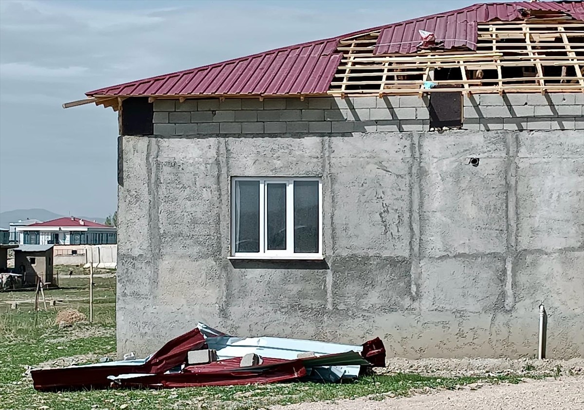 Van'da Büyükşehir Belediyesi itfaiye ekipleri, şiddetli rüzgar sonucu devrilen ağaç dalları ve...
