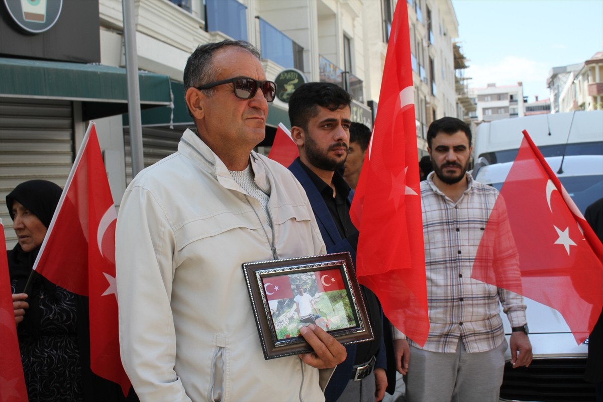 Van'da çocukları terör örgütü PKK tarafından dağa kaçırılan aileler, DEM Parti İl Başkanlığı...