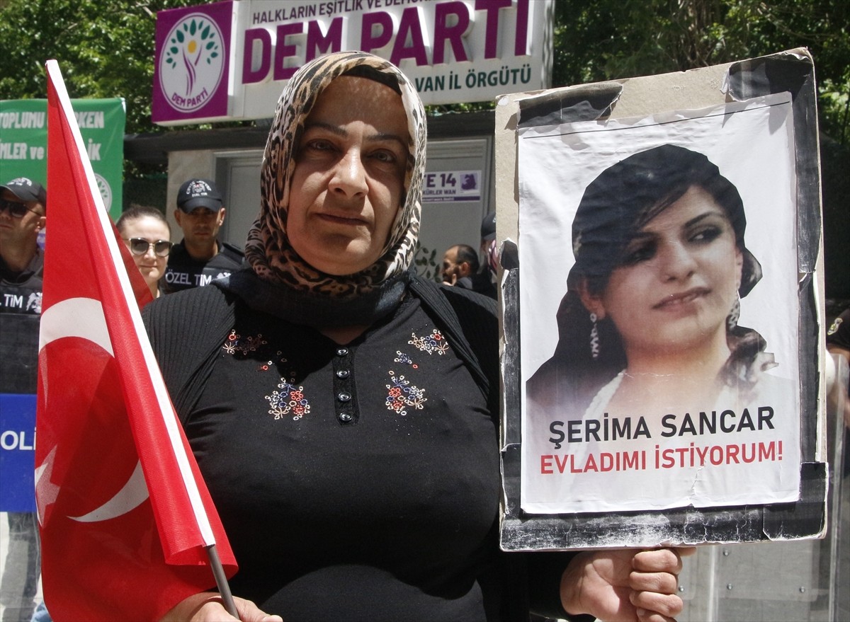 Van'da çocukları terör örgütü PKK tarafından dağa kaçırılan aileler, DEM Parti İl Başkanlığı...