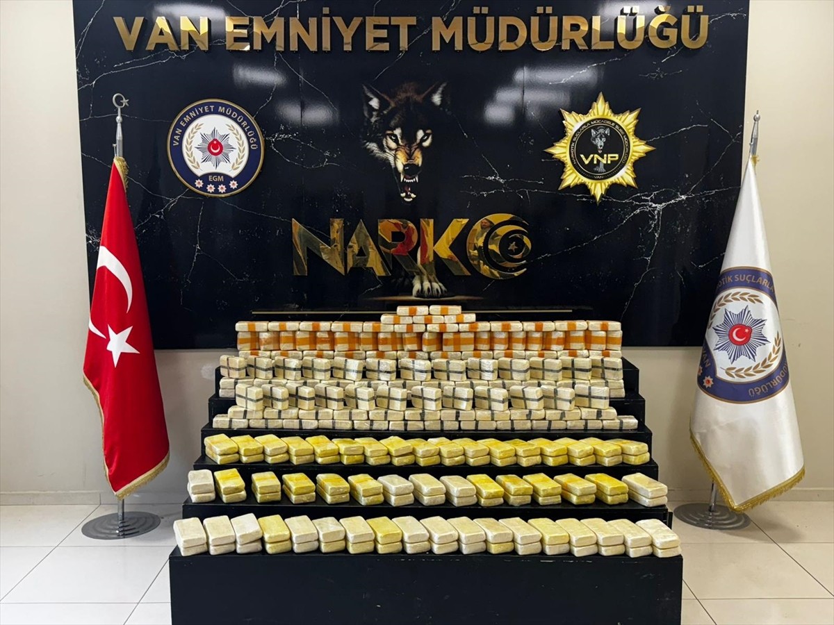 Van'da gerçekleştirilen operasyonlarda 147 kilo 813 gram uyuşturucu ile 32 bin 545 sentetik ecza...