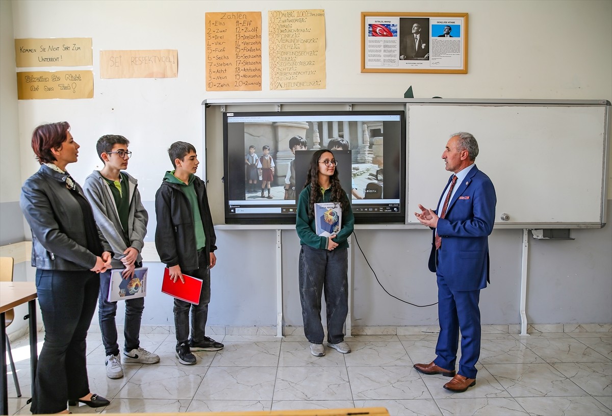 Van'da İpekyolu Anadolu Lisesi öğrencileri, teknolojiyi eğitime entegre ederek tarih öğrenimini...