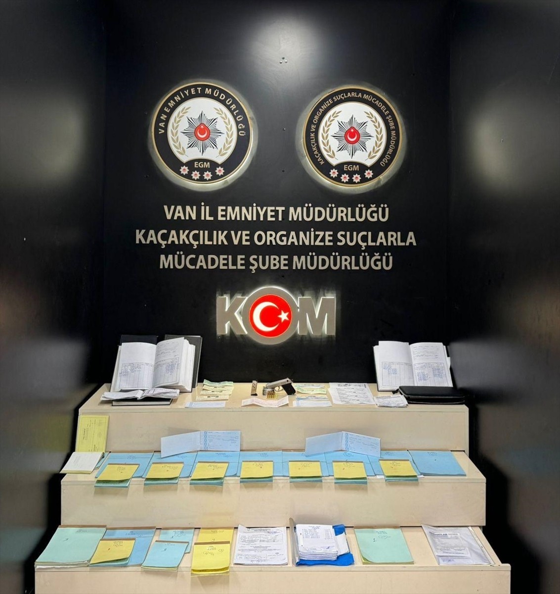 Van'da sabit gelirlileri ve emeklileri sahte yollarla borçlandıran ve maaşlarının belli bir...