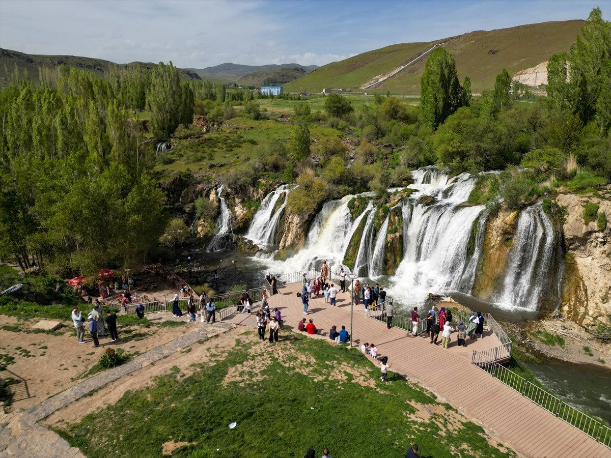 Van'da son günlerde etkili olan yağışlarla daha coşkulu akan Muradiye Şelalesi'nde hafta sonu...