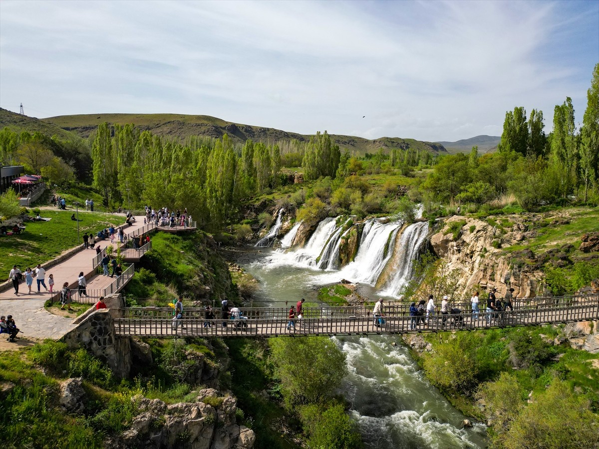 Van'da son günlerde etkili olan yağışlarla daha coşkulu akan Muradiye Şelalesi'nde hafta sonu...