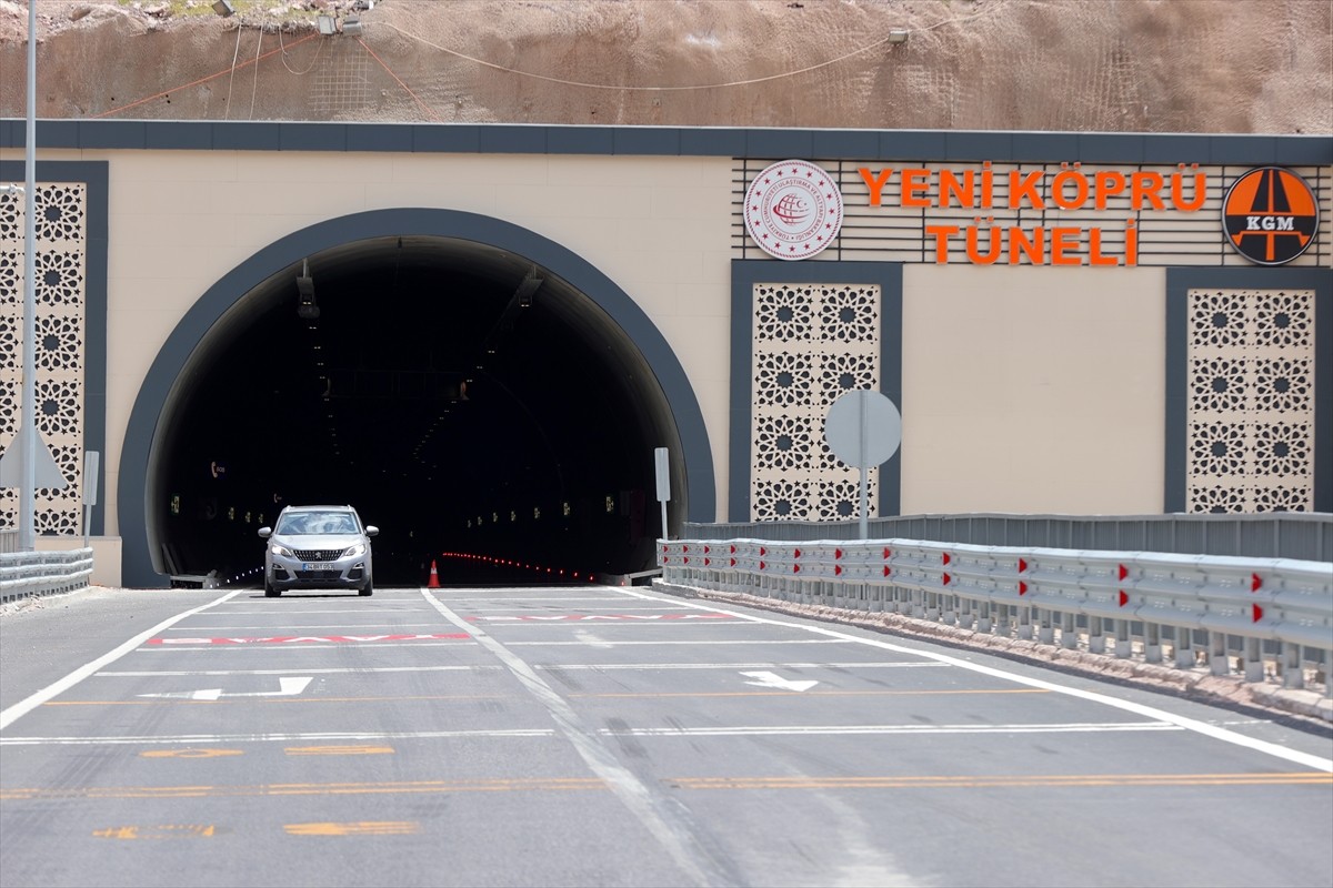 Van'dan Hakkari ve Yüksekova'ya ulaşımın sağlandığı kara yoluna inşa edilen tünellerle trafiğin...